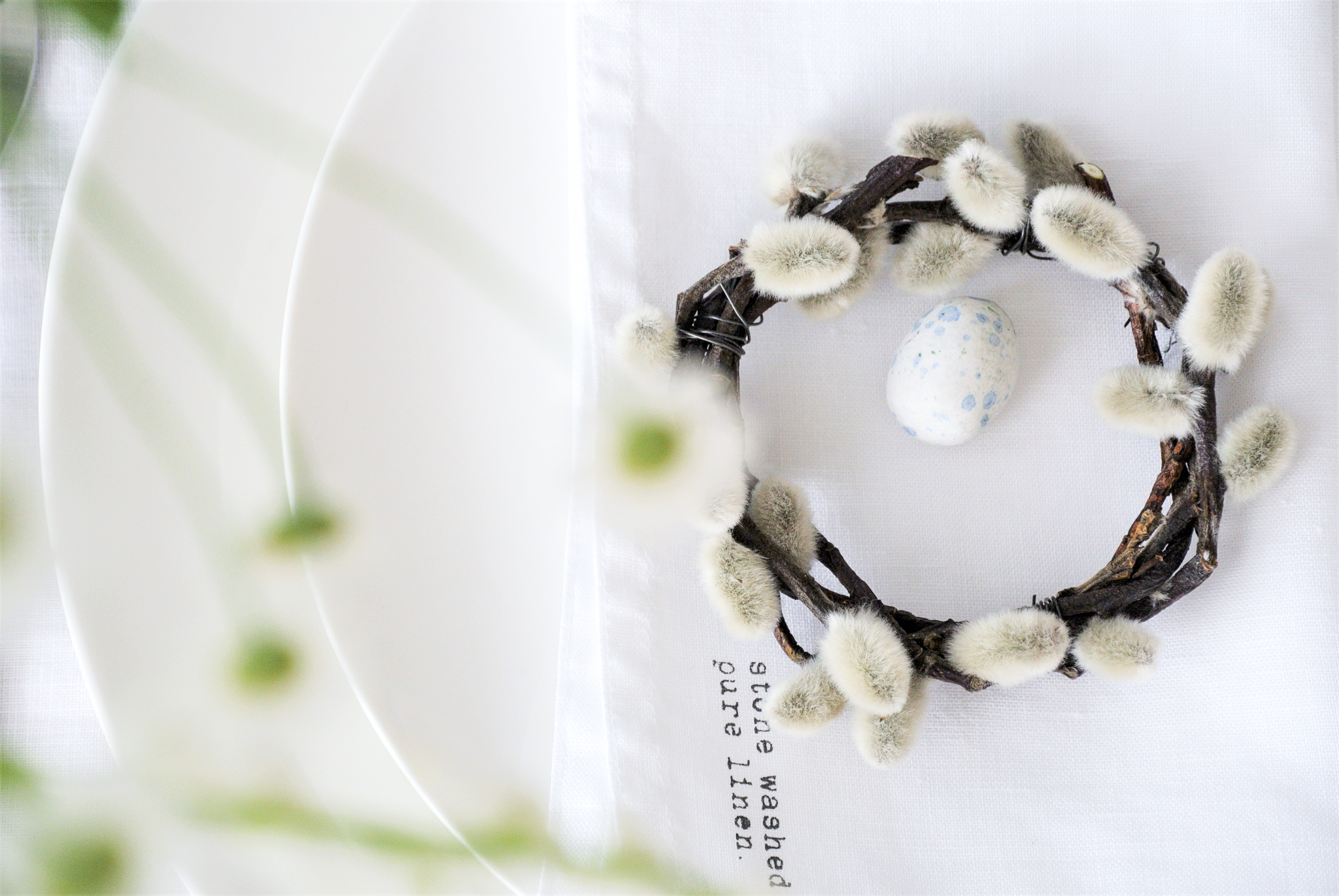 Entspannte Osterbrunch Tischdeko: Weiße Eleganz und DIY-Naturakzente