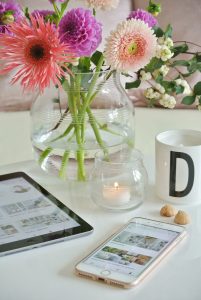 Blumenstrauß / Kähler Omaggio Glasvase / Pinterest-Profil livingelementsme / Teelicht / Kaffee / Designlettertasse / iphone 7 Plus / ipad