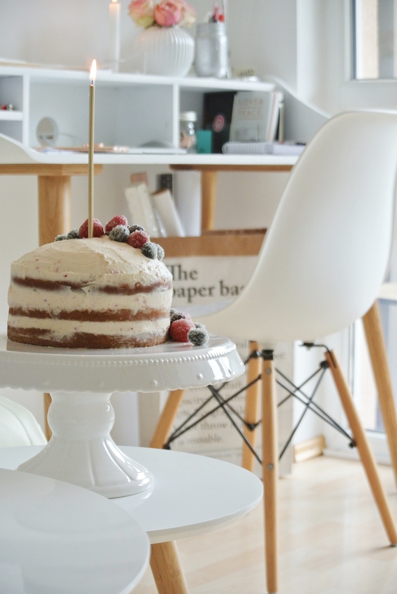 1. Bloggeburtstag-living.elements-Schreibtisch-Naked-Cake