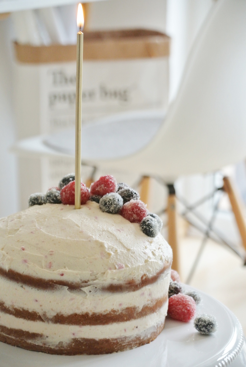 1. Bloggeburtstag-Nake-Cake-Sugared-Berries-Schreibtischstuhl