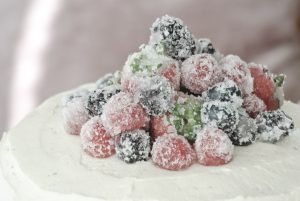 Naked Cake mit Erdbeeren und Vanille-Quark-Sahnecreme / Sahnetorte / dreistöckige Torte / Erdbeertorte / Geburtstagskuchen