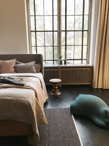 SoLebIch-Apartment-imm-cologne-2019-Schlafzimmer-Bett-Grüne-Erde-Textilien-Luiz-Vitra-Resting-Bear