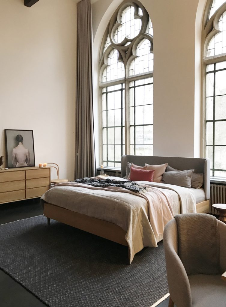 SoLebIch-Apartment-imm-cologne-2019-Schlafzimmer-Bett-Grüne-Erde-Textilien-Luiz