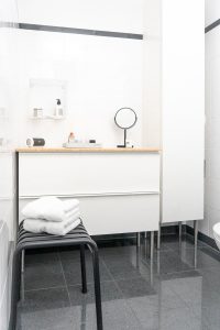 kleines Badezimmer neu gestalten Badunterschrank Godmorgon Ikea Hocker Hay