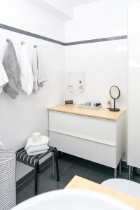 kleines Badezimmer neu gestalten Badschrank Godmorgon Ikea Hocker Hay Handtuecher Made