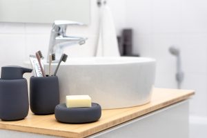 kleines Badezimmer neu gestalten Badaccessoires Blomus rundes Waschbecken Ikea