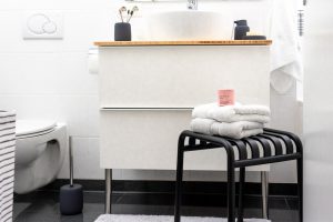 Badezimmerideen für eine Neugestaltung im skandinavischen Design. Auch in einer Mietwohnung lässt sich kostengünstig ein kleines Badezimmer neu gestalten #badezimmer #neugestalten
