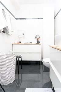 kleines Badezimmer neu gestalten Badschraenke Godmorgon Ikea Waeschesack Ikea Hocker Hay