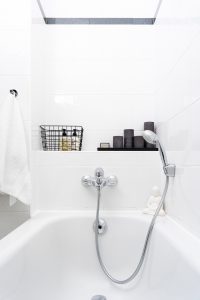 kleines Badezimmer neu gestalten Badewanne mit Badaccessoires und schwarzen Kerzen