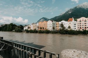 Innsbruck-farbige Haeuser-Inn