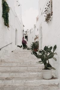 Ostuni-Apulien-weiße Haeuser mit Treppe
