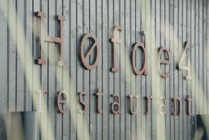 Restaurant-Hoefde4-Hvidbjerg-Strand-daenische-Nordsee-moderne-Strandvilla-Logo-Hauswan