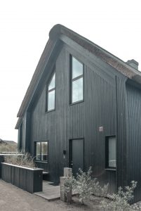 Strandvilla-Hvidbjerg-Strand-daenische-Nordsee-Hausfassade-Hausfront-modern-luxuriös-Scandistyle