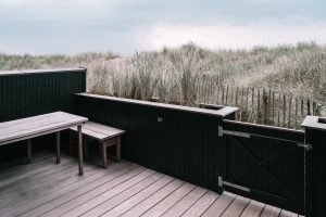Strandvilla-Hvidbjerg-Strand-daenische-Nordsee-Terrasse-Duenen-modernes-Ferienhaus-Daenemark
