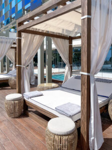 Eden-Reserve-Luxury-Resort-Gardasee-Boutique-Hotel-Matteo-Thun-Poolterrasse-2
