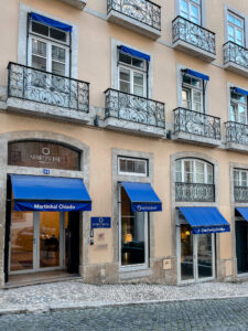 Lissabon-Martinhal-Hotel-Chiado-Familienhotel-Altbau-Fassade-livingelements