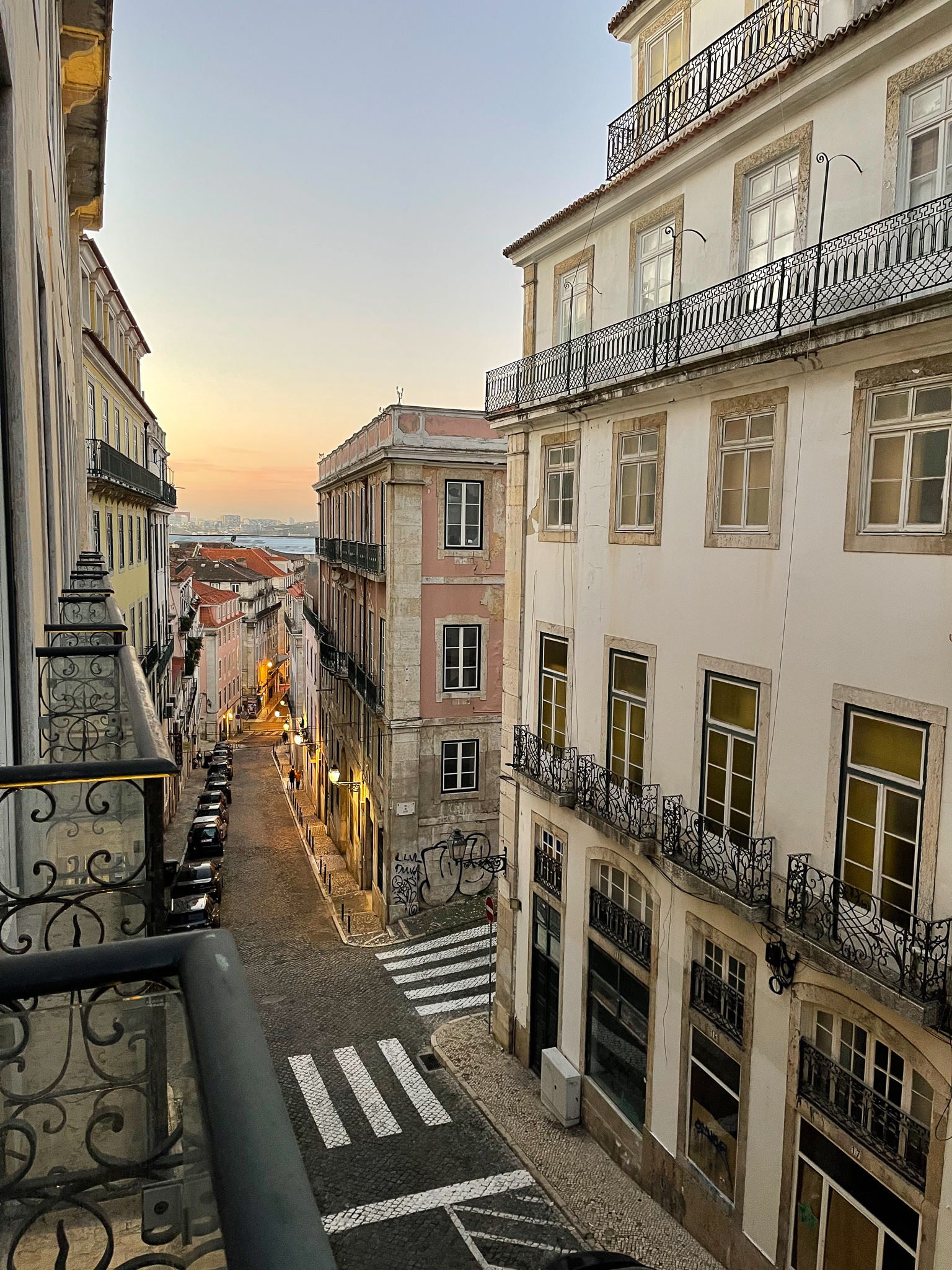 Lissabon-Martinhal-Hotel-Chiado-Familienhotel-Apartment-Aussicht-Strasse-morgens-livingelements