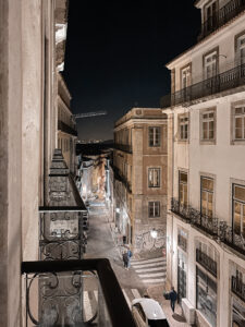 Lissabon-Martinhal-Hotel-Chiado-Familienhotel-Apartment-Aussicht-Strasse-nachts-livingelements