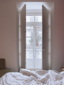 Lissabon-Martinhal-Hotel-Chiado-Familienhotel-Apartment-Schlafzimmer-Aussicht-Fenster-Bett-livingelements