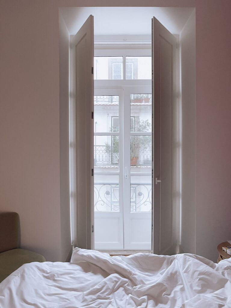 Lissabon-Martinhal-Hotel-Chiado-Familienhotel-Apartment-Schlafzimmer-Aussicht-Fenster-Bett-livingelements