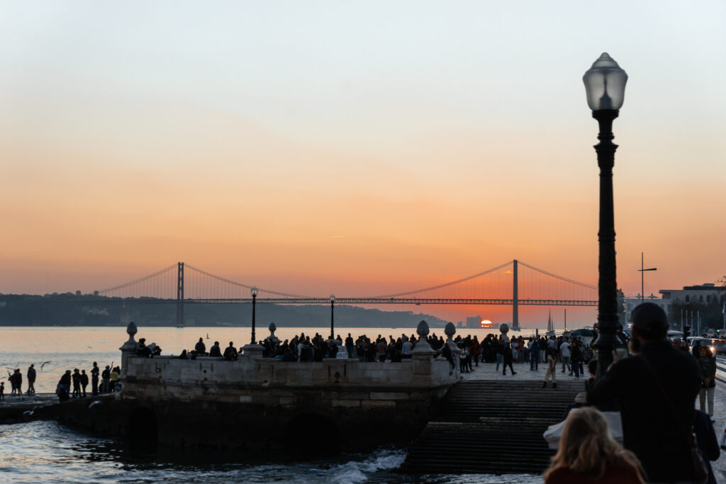 Lissabon-Sonnenuntergang-Praca-do-Comercio-Tejo-Uferpromenade-livingelements