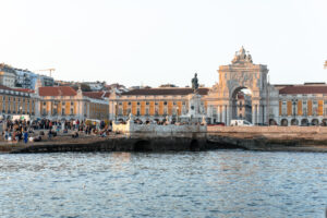 Lissabon-Tejo-Stadtansicht-Panorama-Bootstour-Praca-do-Comercio-Ufer-livingelements