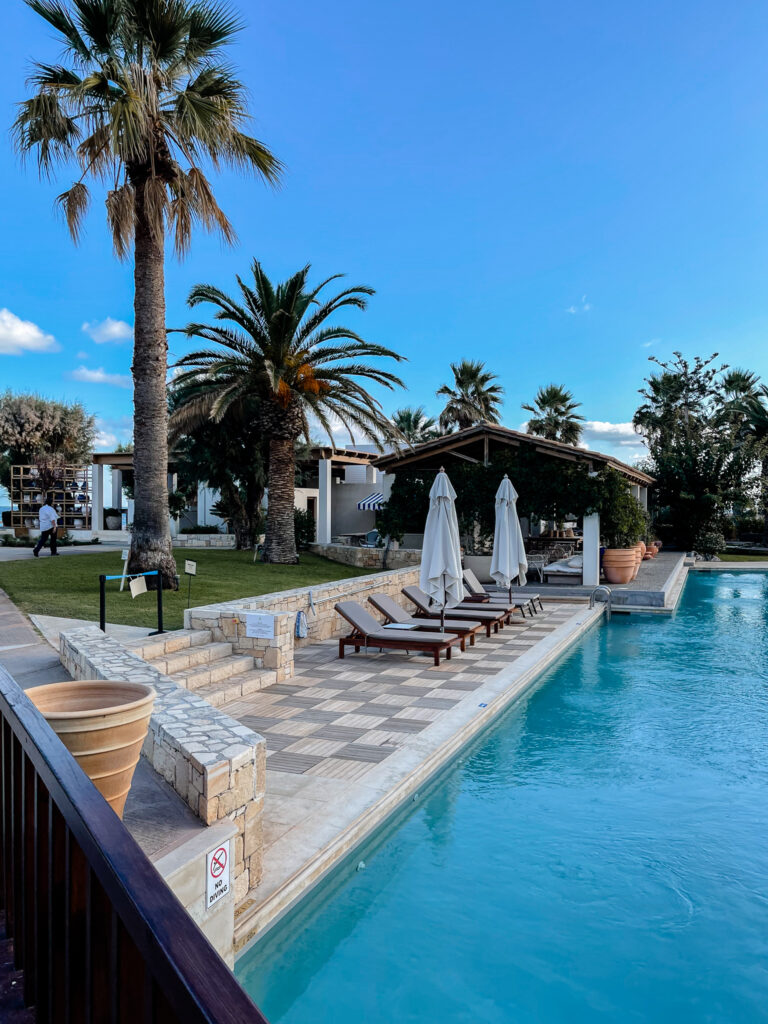 living.elements-Cretan-Malia-Park-Hotel-Kreta-Garten-River-Pool