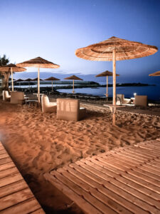 living.elements-Cretan-Malia-Park-Hotel-Kreta-Strand-Malia-Sonnenschirme-abends-Sonnenuntergang