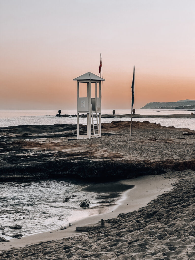 living.elements-Cretan-Malia-Park-Hotel-Kreta-Strand-Malia-Rettungsschwimmerturm-Sonnenuntergang