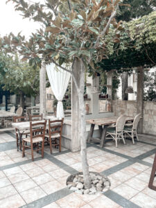 living.elements-Cretan-Malia-Park-Hotel-Kreta-Restaurant-Mouries-Innenhof