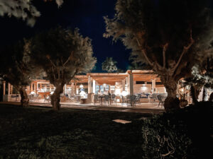 living.elements-Cretan-Malia-Park-Hotel-Kreta-Restaurant-Almyra-abends