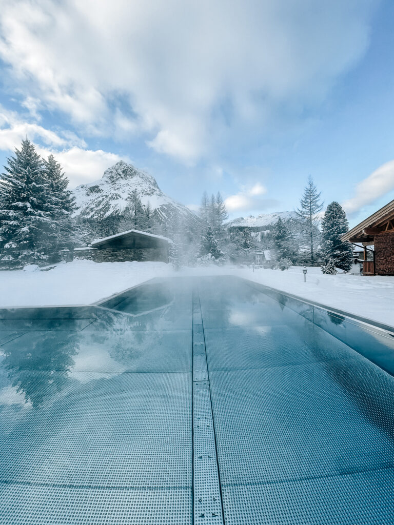 livingelements-hotel-post-lech-outdoor-pool-winter-schnee