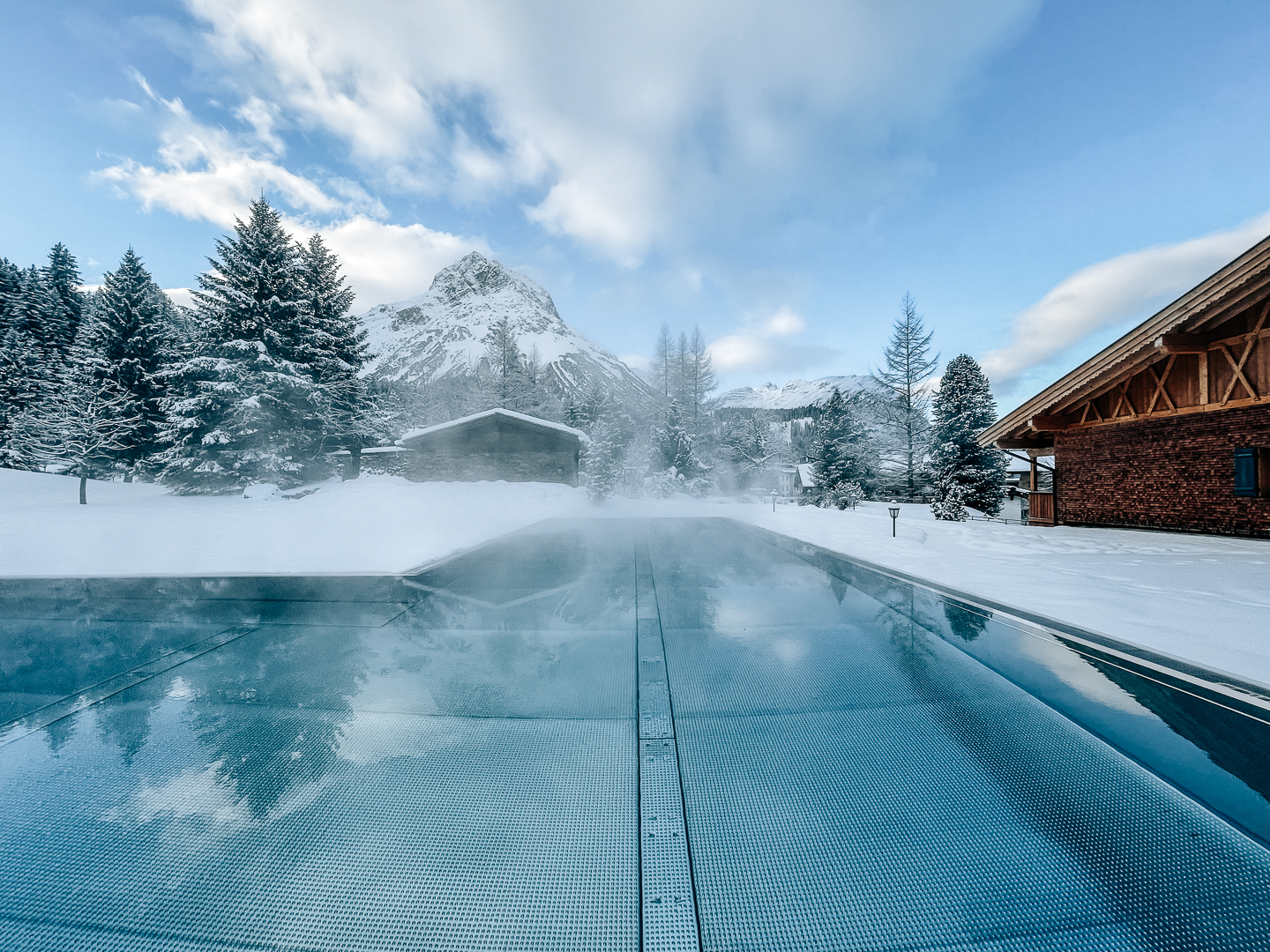 livingelements-post-lech-hotel-gasthof-arlberg-ourtdoorpool-winter-schnee