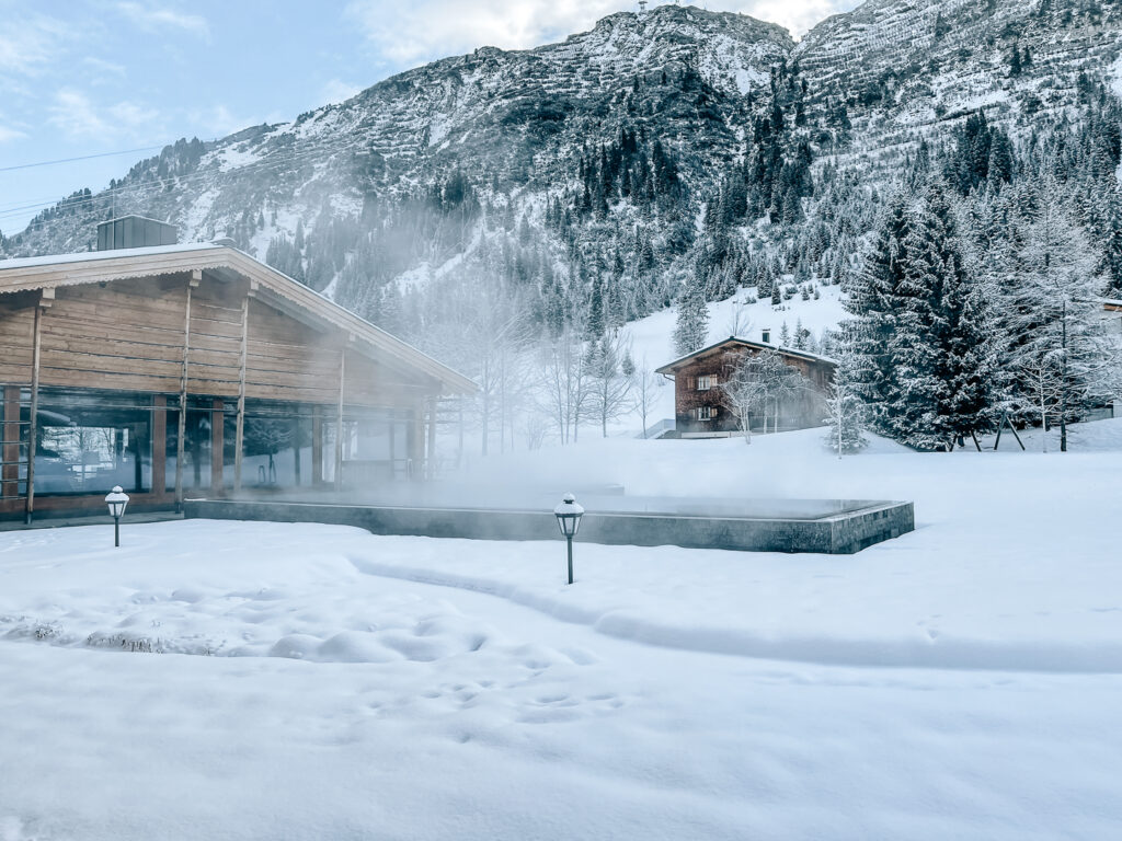 livingelements-post-lech-hotel-gasthof-arlberg-kaisersuite-ausblick-outdoorpool