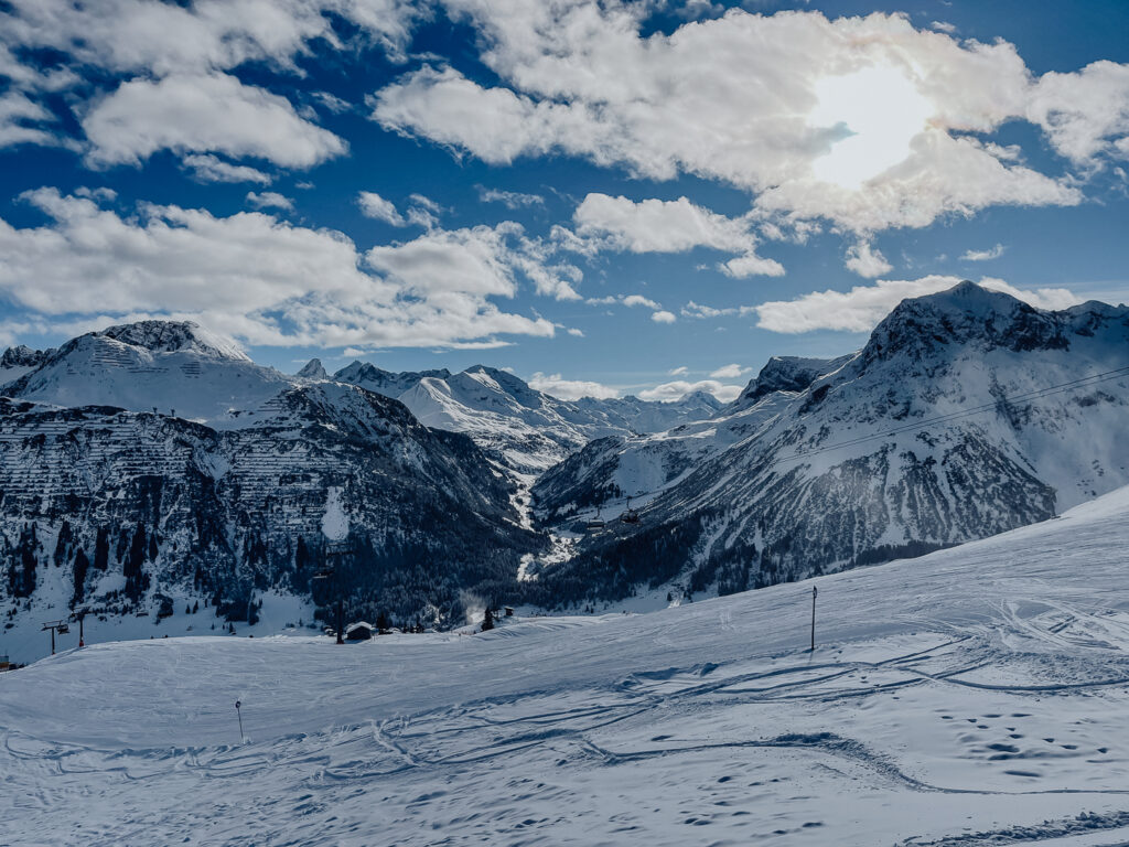 livingelements-ski-arlberg-skigebiet-skifahren-bergpanorama