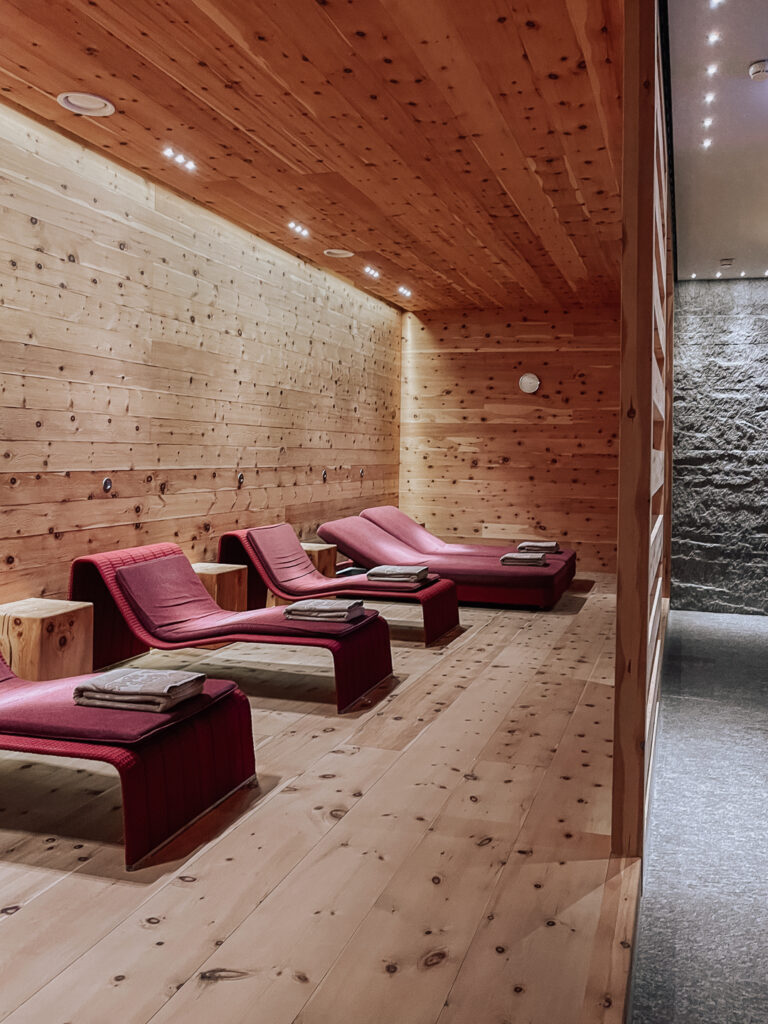 livingelements-post-lech-hotel-gasthof-arlberg-spa-ruheliegen-zirbenholz-saunabereich