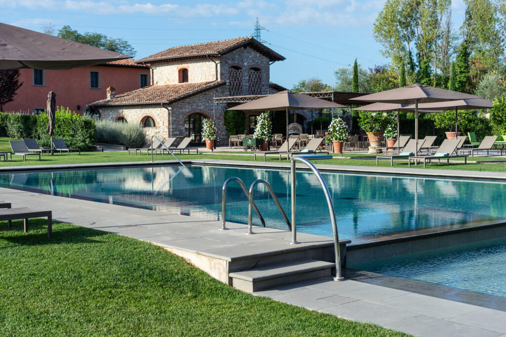 livingelements-villa-la-massa-toskana-oliveto-bistro-pool