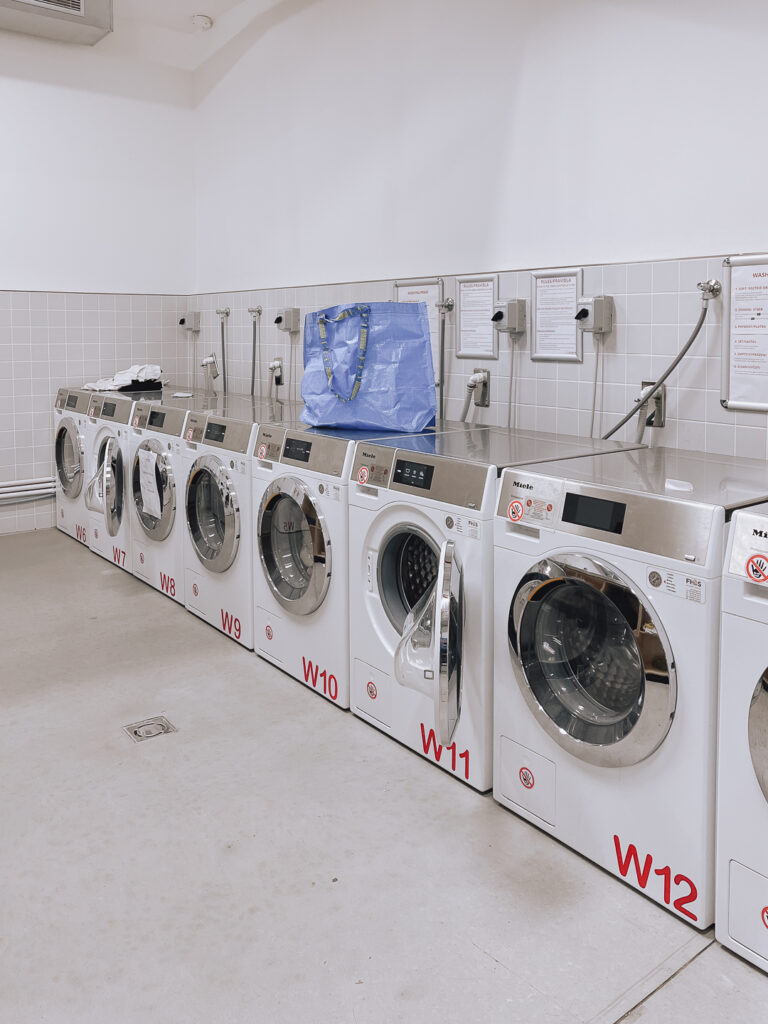 livingelements-THE-FIZZ-Prag-waschraum-waschmaschinen