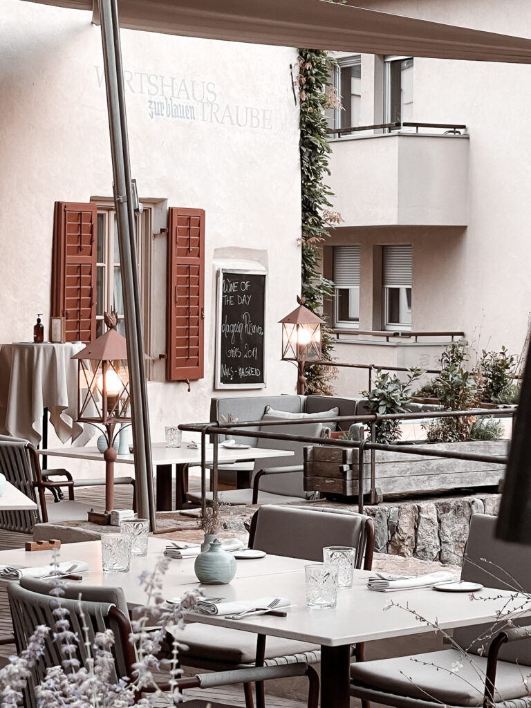 livingelments-restaurant-zur-blaune-traube-algund-terrasse