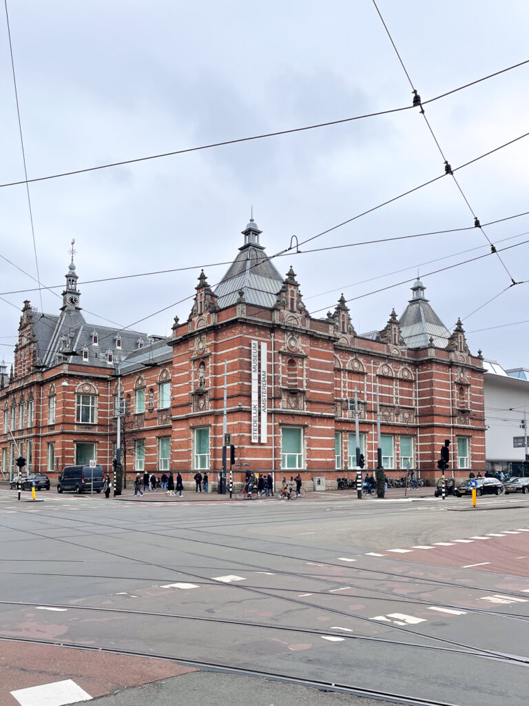 livingelements-amsterdam-stedlijk-museum-fassade-historisch
