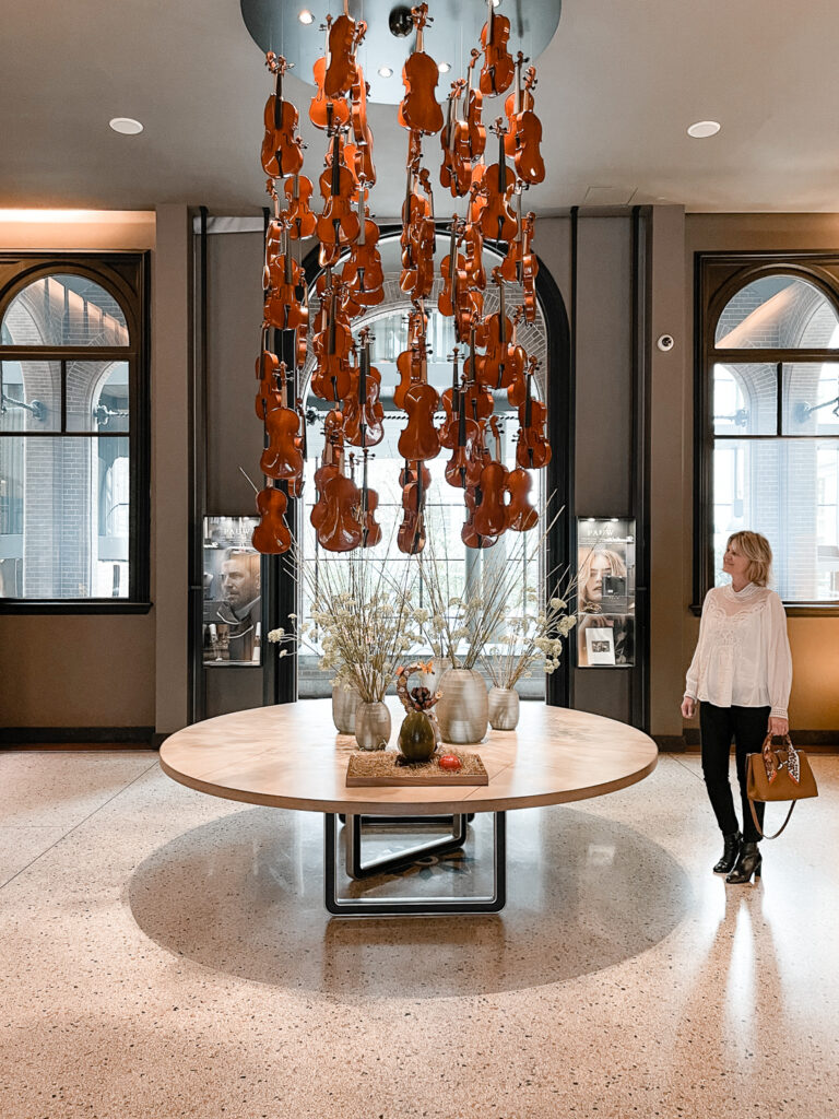 livigelements-conservatorium-hotel-amsterdam-stradivari-installation