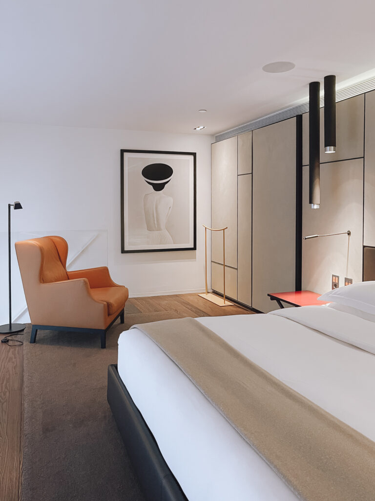 livingelements-conservatorium-hotel-amsterdam-bastiaan-woudt-suite-schlafzimmer-bett-sessel