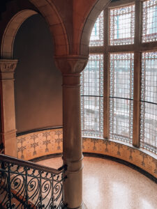 livingelements-conservatorium-hotel-amsterdam-treppenhaus-glasfenster-glasmosaik-historisch