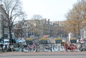 livingelements-amsterdam-grachten-fahrraeder