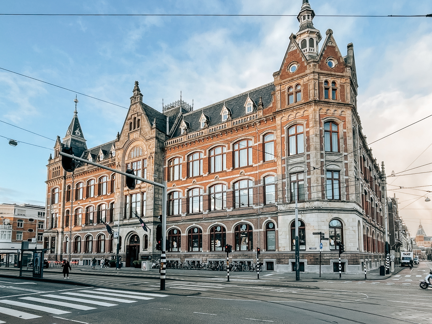 Von Rembrandt bis Woudt: Exklusive Kunst und lässiger Luxus im Conservatorium Hotel Amsterdam