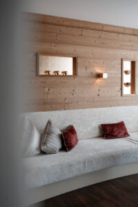 livingelements-landromantik-hotel-oswald-collection-bayerischer-wald-kuschelsuite-sofa