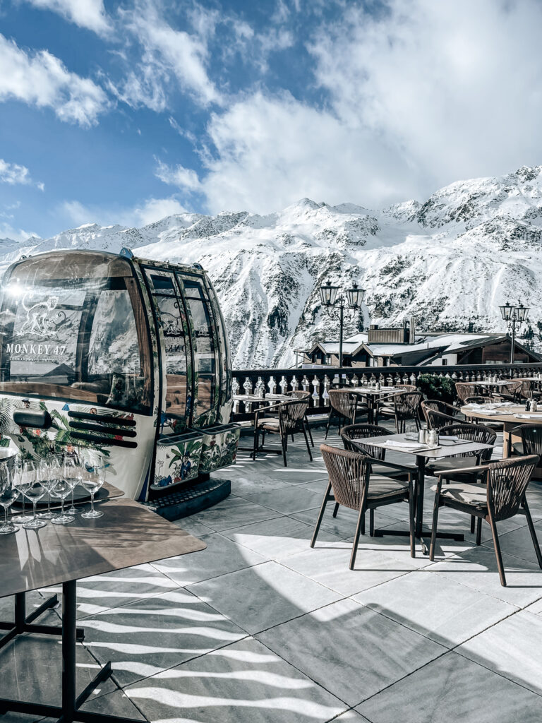 livingelements-skiurlaub-oesterreich-direkt-an-der-piste-top-hotel-hochgurgl-gondel-sonnenterrasse