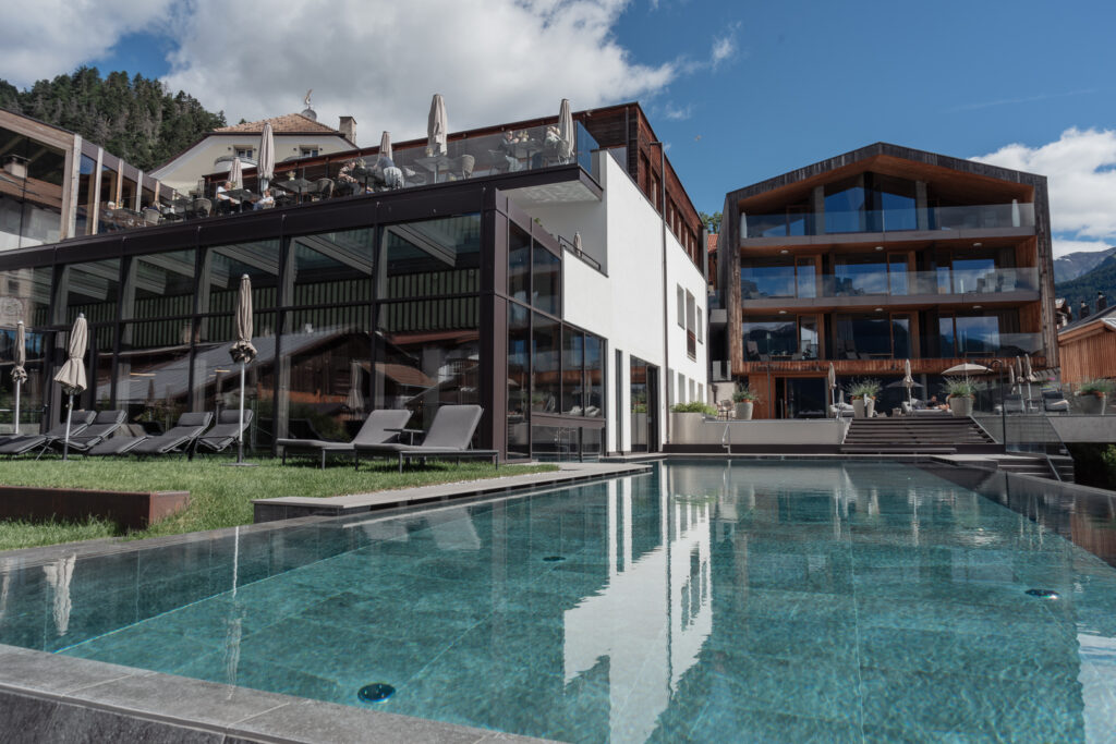 living.elements-designhotel-suedtirol-weisses-kreuz-infinitypool-glasbau-spa