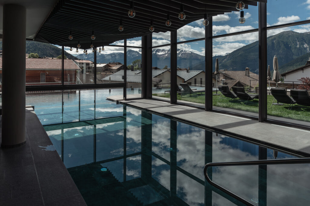 living.elements-designhotel-suedtirol-weisses-kreuz-indoorpool