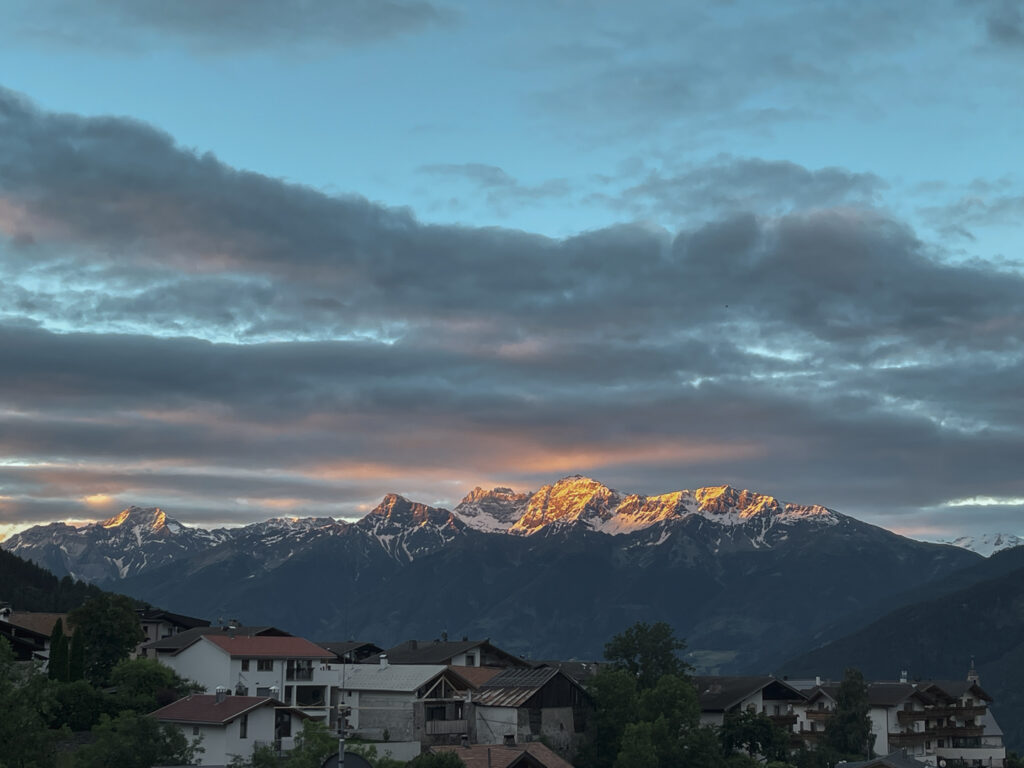 living.elements-designhotel-suedtirol-weisses-kreuz-sonnenaufgang-ortlergruppe